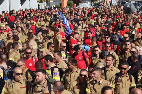 Στιγμιότυπα από τη μεγάλη συγκέντρωση των εποχικών πυροσβεστών την προηγούμενη Πέμπτη